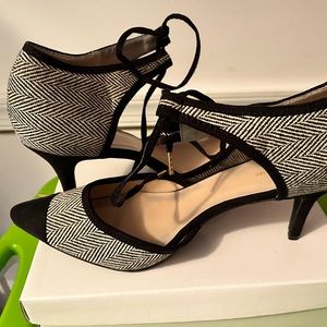 Herringbone cute pump! Never worn Woman size 11